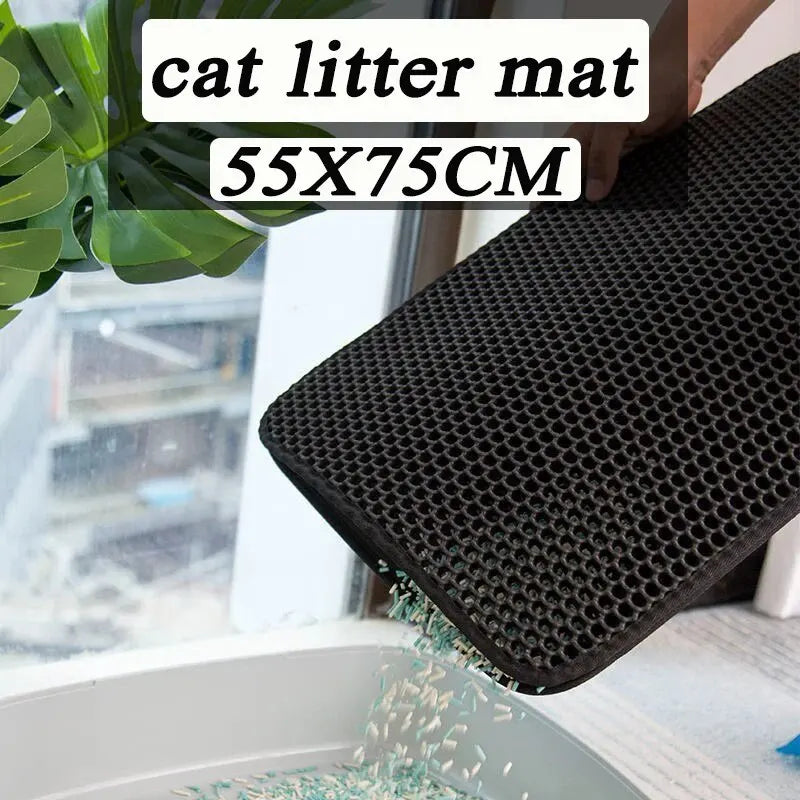 Un tapis à litière noir utilisé dans une boîte à chats, avec de la litière qui s'échappe.