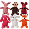 Colección de ocho juguetes masticables para perros de molar de peluche en varios colores como rosa, marrón, rojo y naranja.