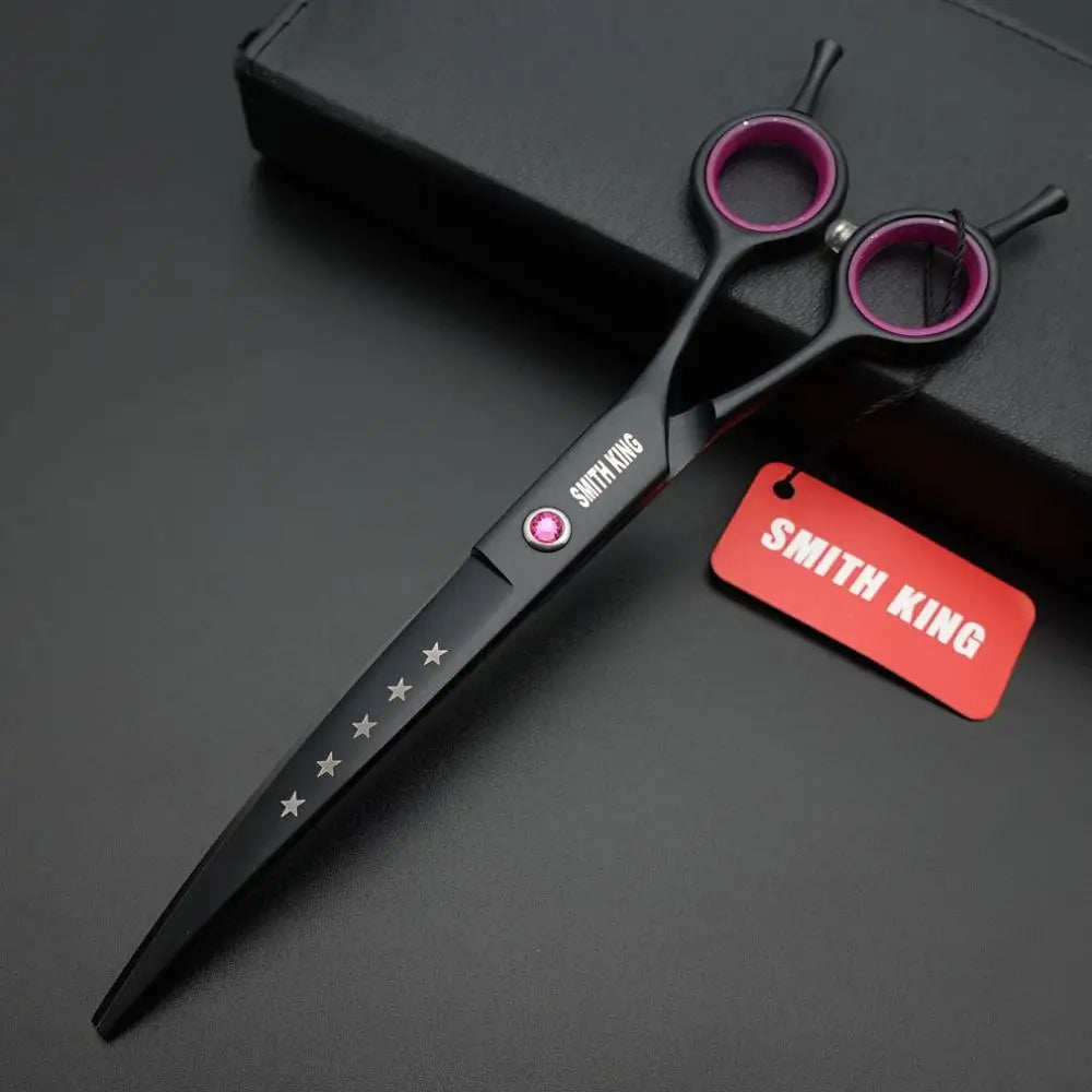 Ein Paar schwarze professionelle Haarscheren für Haustiere mit rosa Griffen und einem roten Etikett auf einer dunklen Oberflä