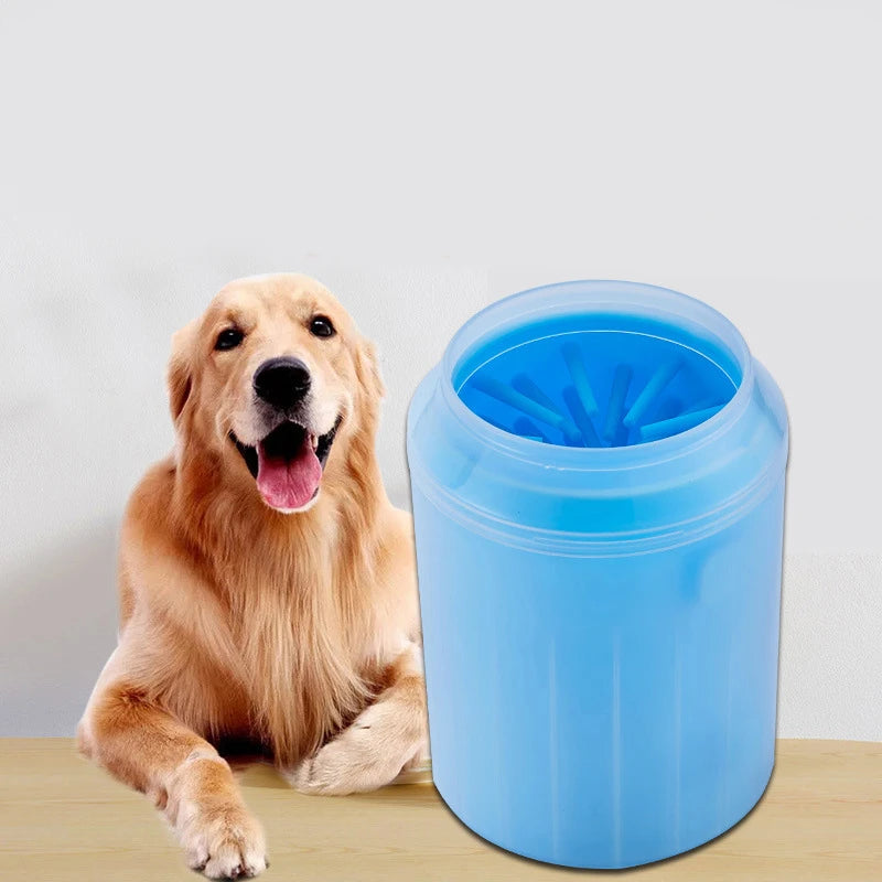 Ein hellbrauner Hund sitzt neben einem blauen Silikon-Pflegebürstenbehälter für Haustiere.