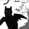 Un chat noir aux ailes sombres est représenté sur fond blanc avec des silhouettes de chauves-souris et d'arbres.