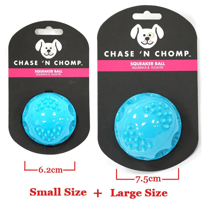 Un juego de pelotas chirriantes pequeñas y grandes para perros, con juguetes azules brillantes.
