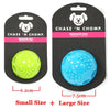 Dos pelotas chirriantes, una pequeña verde lima y una grande azul brillante, con medidas de tamaño.