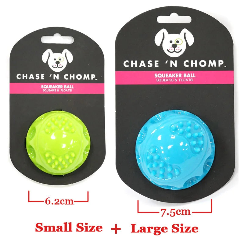 Dos pelotas chirriantes, una pequeña verde lima y una grande azul brillante, con medidas de tamaño.