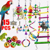 Set mit Kombinationsspielzeugen für Papageien, darunter ein Aras, verschiedene Spielzeuge zum Aufhängen und bunte Bälle zum T