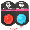 Un paquete de una pelota chirriante roja y una pelota chirriante azul para perros.