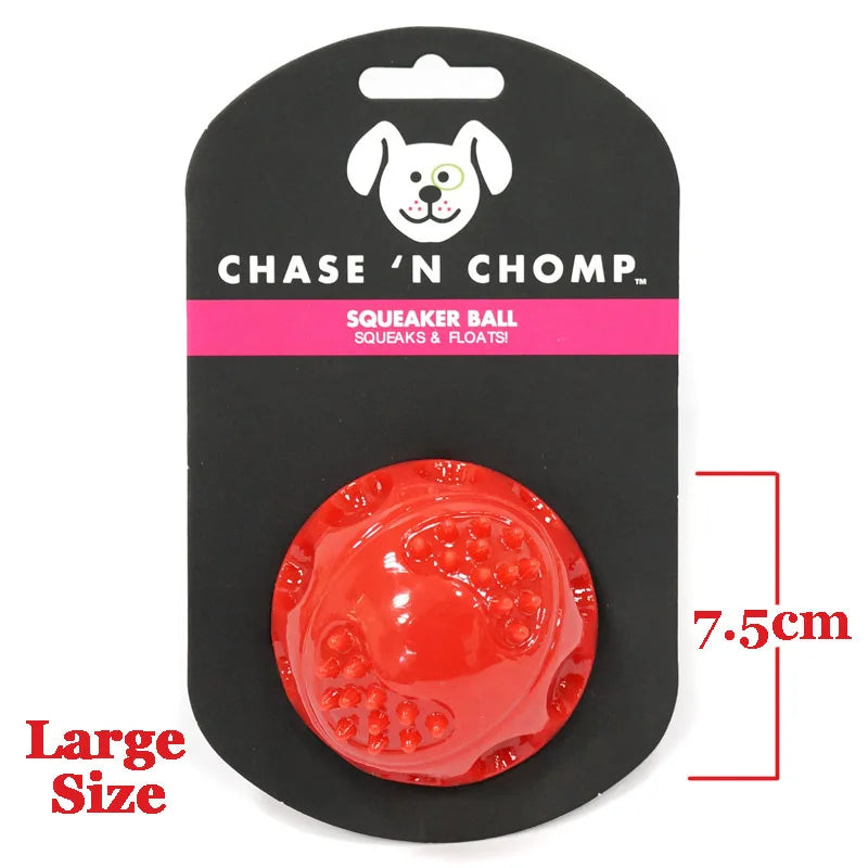 Una gran pelota chirriante roja para perros con una etiqueta de embalaje negra que presenta una silueta de perro blanca.
