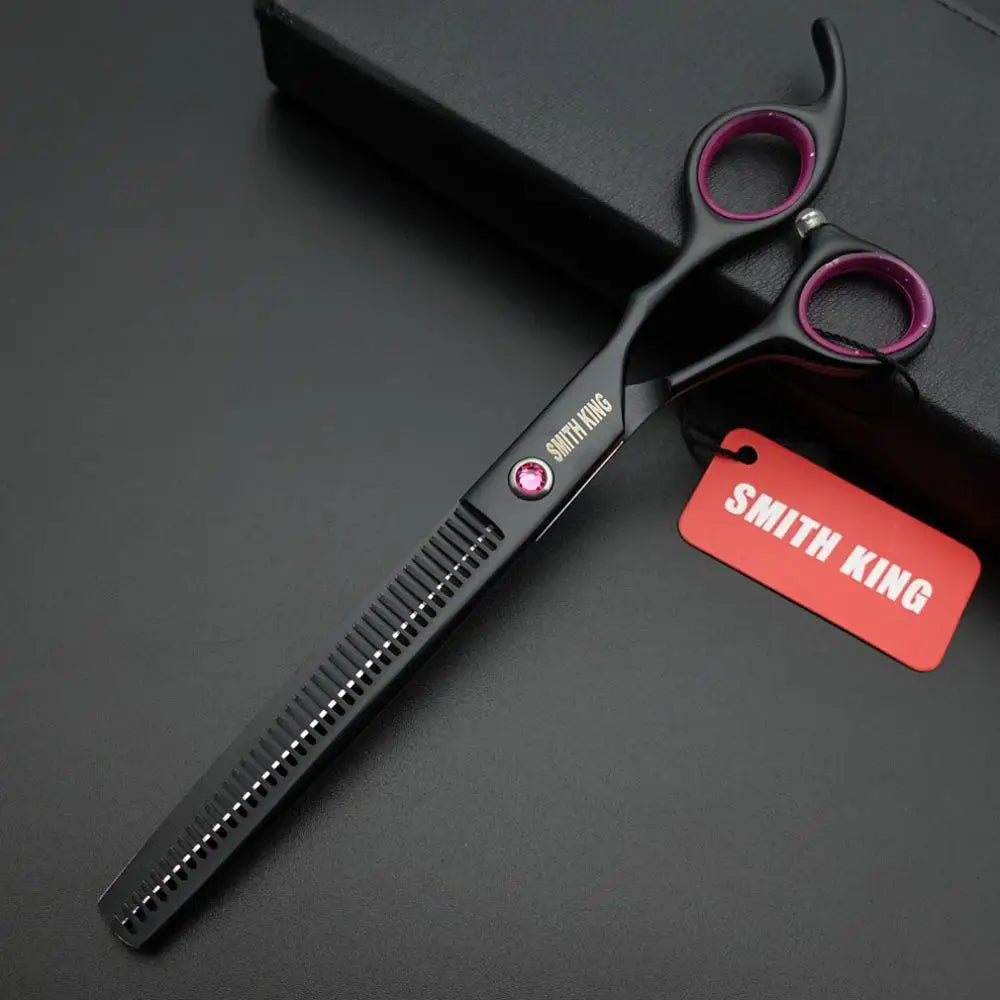 Ein Paar schwarze Haarscheren mit rosa Griffen und einem roten Etikett 'Smith King' auf einer dunklen Oberfläche.