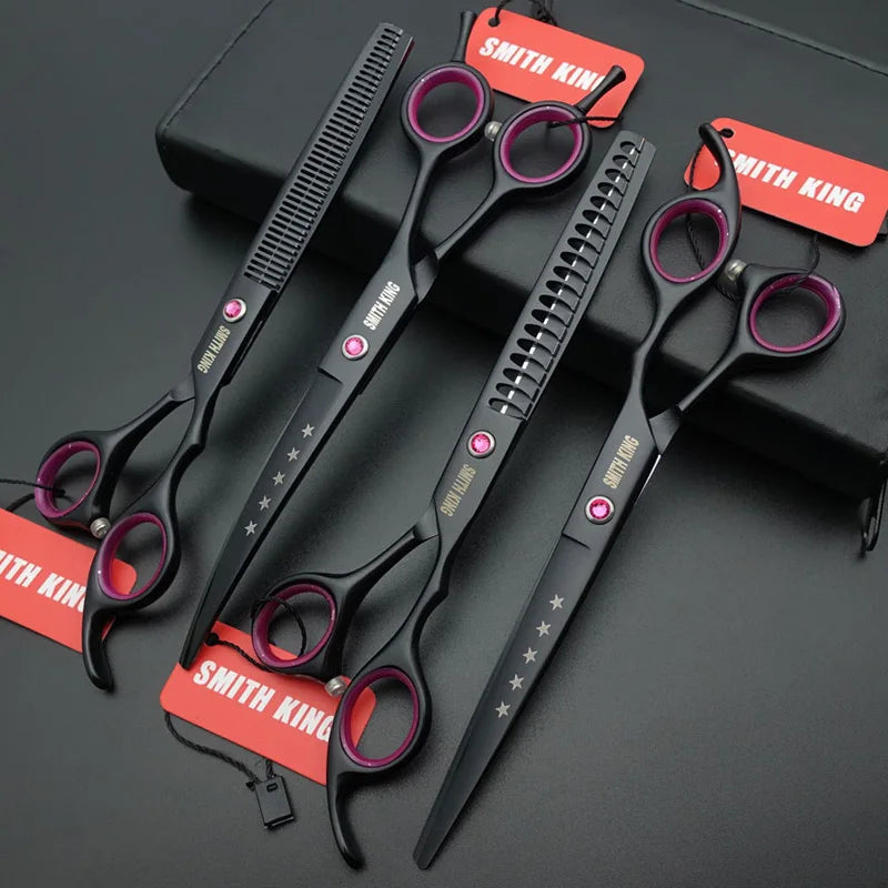 Ein Set schwarzer und violetter professioneller Haarscheren für Haustiere mit passenden roten Etiketten auf dunklem Hintergru