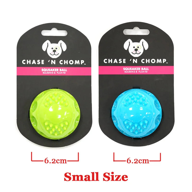 Dos etiquetas negras de producto para un juguete pelota chirriante, una verde lima y una azul, con la silueta de un perro peq