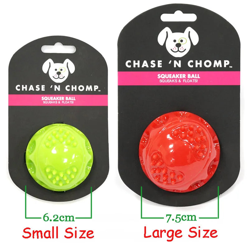 Un paquete mostrando una pelota squeaker verde lima pequeña y una pelota squeaker roja grande para perros.