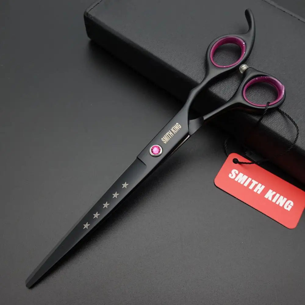 Ein Paar schwarze Smith King professionelle Haarscheren für Haustiere mit rosa Akzenten auf einer dunklen Oberfläche.
