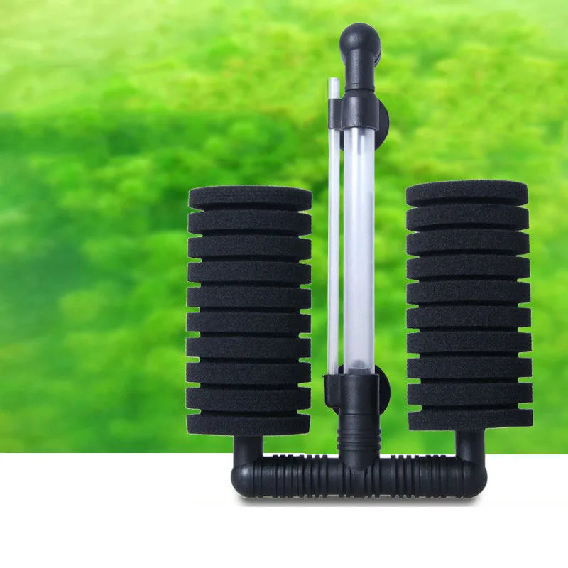 Éponge biologique noire pour aquarium avec tube transparent et tampons en mousse noire sur fond vert.