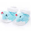 Ein Paar süße Cartoon-Baby-Socken mit Elefantenmuster in Hellblau und weißem Rand.