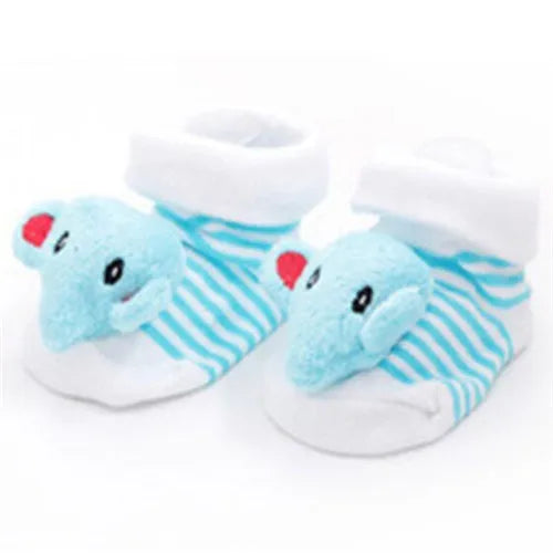 Ein Paar süße Cartoon-Baby-Socken mit Elefantenmuster in Hellblau und weißem Rand.