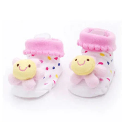 Paar rosa flauschiger Cartoon-Tierbaby-Socken mit gelben Gesichtern