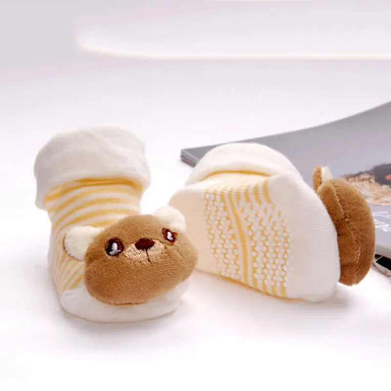 Niedliches Cartoon-Tierbaby-Socken, der einen Bären ähneln, mit braun-weißen Streifen.