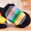 Bunte gestreifte Baby-Socken mit weißer Punkt- und schwarzer Stoffmuster