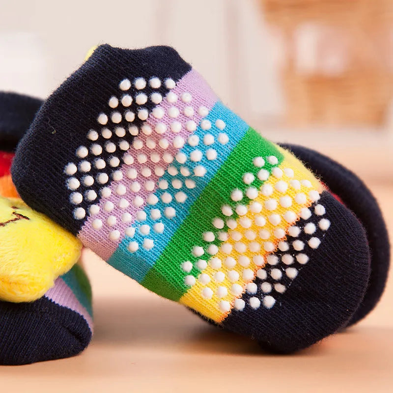 Bunte gestreifte Baby-Socken mit weißer Punkt- und schwarzer Stoffmuster