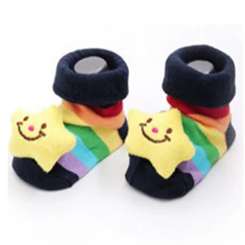 Paar süße Cartoon-Tierbaby-Socken für Kleinkinder mit leuchtenden Farben und einem lächelnden Gesicht.