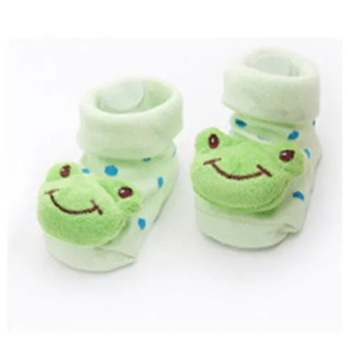 Ein Paar hellgrüner Cartoon-Froschbaby-Socken mit lächelndem Gesicht