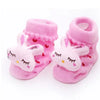 Paar rosa flauschiger Socken mit niedlichen Cartoon-Tierdesigns für Babys und Kleinkinder