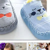 Paar süßer Cartoon-Tierbaby-Socken mit grau-blauem Design und Schleifendetail