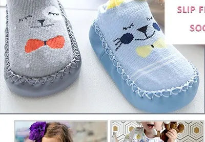 Paar süßer Cartoon-Tierbaby-Socken mit grau-blauem Design und Schleifendetail