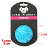 Pelota chirriante azul claro para perros con silueta de perro en blanco y negro en el empaque.