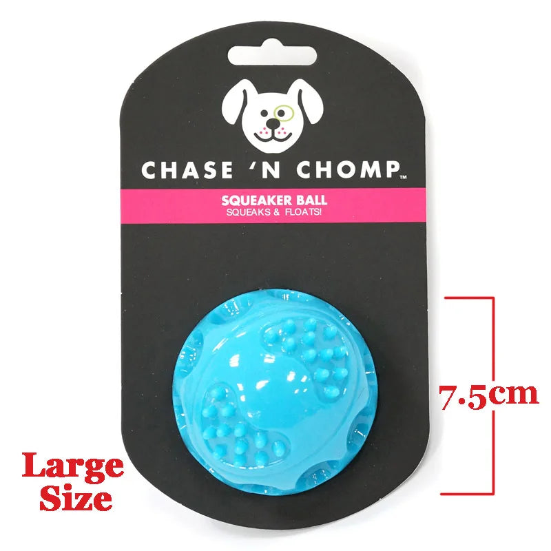 Pelota chirriante azul claro para perros con silueta de perro en blanco y negro en el empaque.