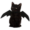 Un chat noir avec des ailes de chauve-souris en costume cosplay.
