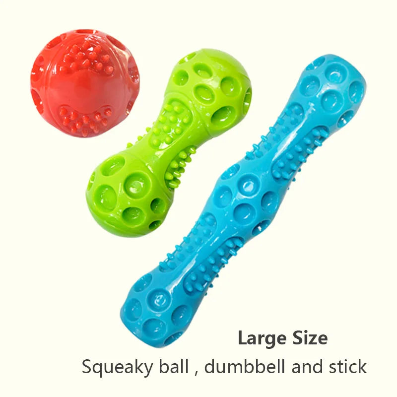 Tres juguetes de pelota chirriante, mancuerna y palo de colores rojo, verde y azul.