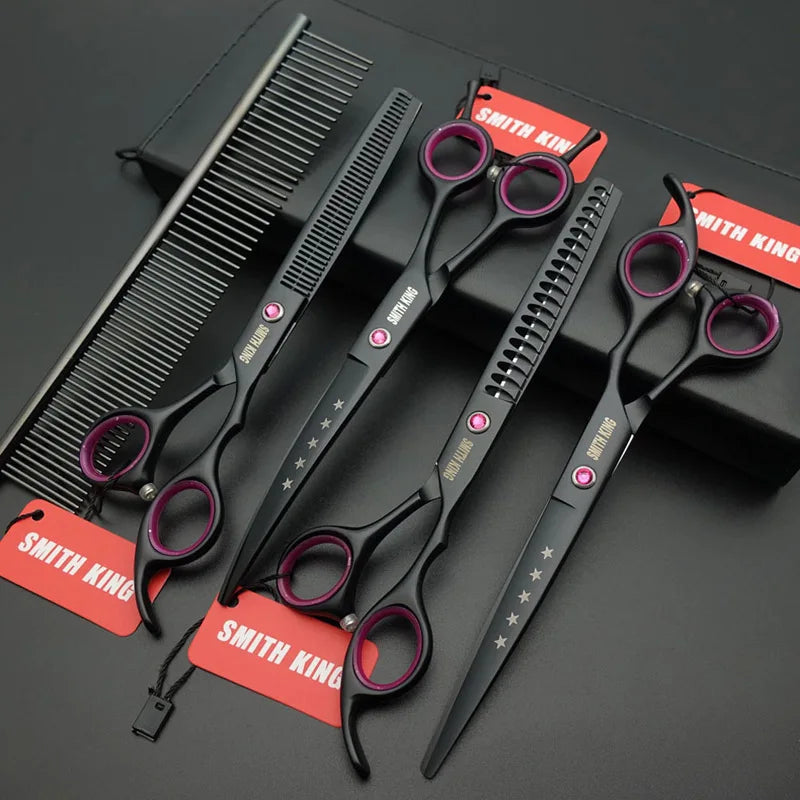 Set professioneller Haarscheren und Kamm für Haustiere auf schwarzem Hintergrund mit roten Etiketten