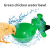 Un bol d'eau vert pour poulet est éclaboussé par de l'eau près d'un poussin jaune.