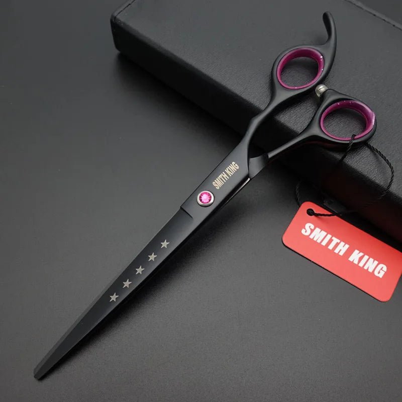 Ein Paar schwarze Smith King professionelle Haarscheren für Haustiere mit rosa Akzenten, auf einer dunklen Oberfläche.