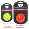 Comparación de pelotas chirriantes pequeñas y grandes, mostrando una pelota verde lima junto a una roja.