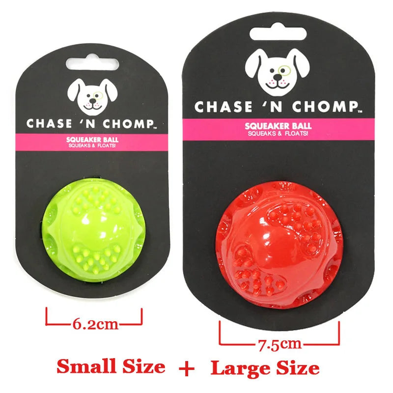 Comparación de pelotas chirriantes pequeñas y grandes, mostrando una pelota verde lima junto a una roja.