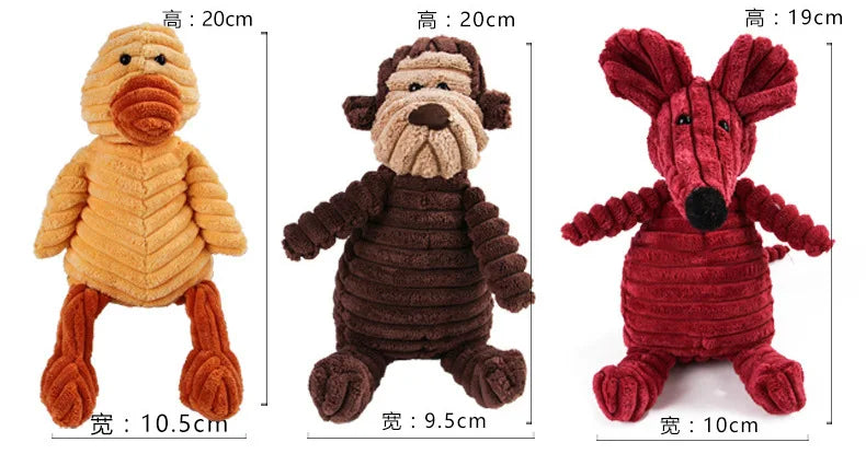 Tres juguetes de perro suaves en colores naranja, marrón y rojo, mostrados de pie.