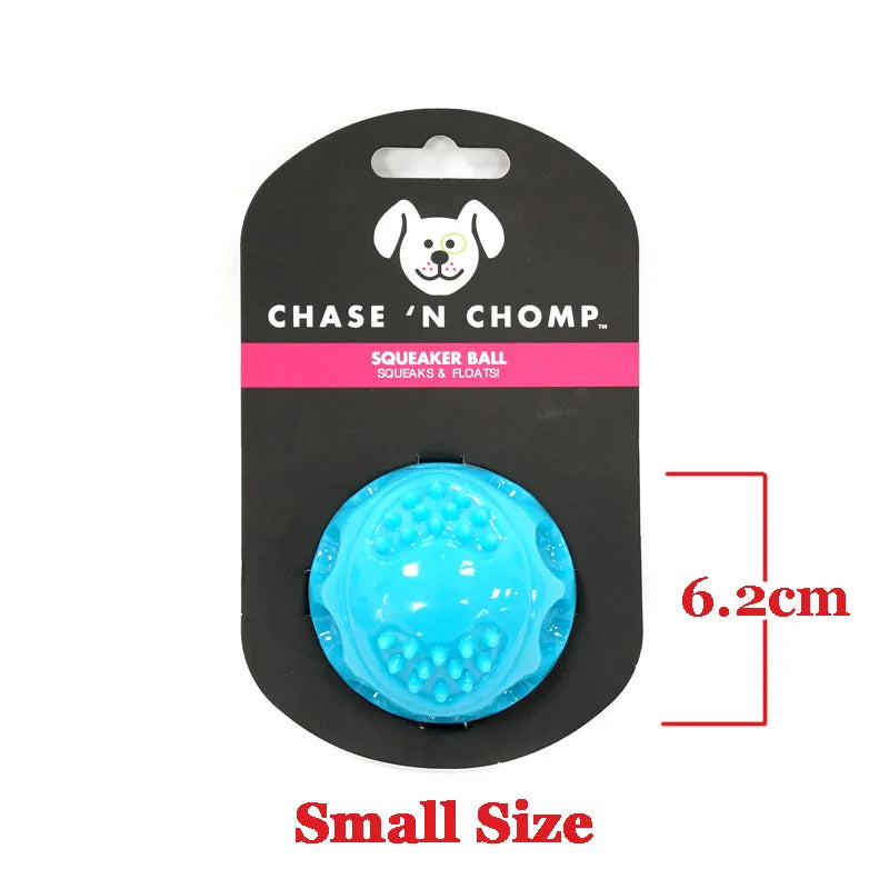 Paquete negro para una pequeña pelota chirriante azul para perros con logo de silueta de perro blanco.