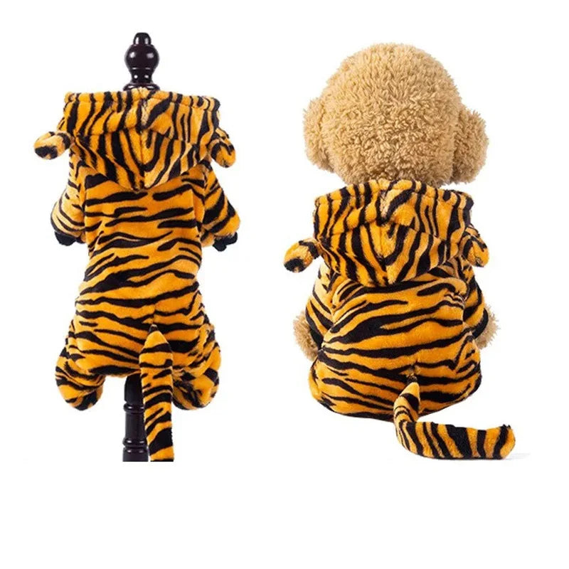 Un ensemble de survêtements pour chiens en polaire hivernal avec un motif de rayures de tigre jaune et noir.