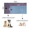 Serviette de bain rectangulaire pour animaux aux couleurs violet et bleu, à côté d'animaux de différentes tailles.