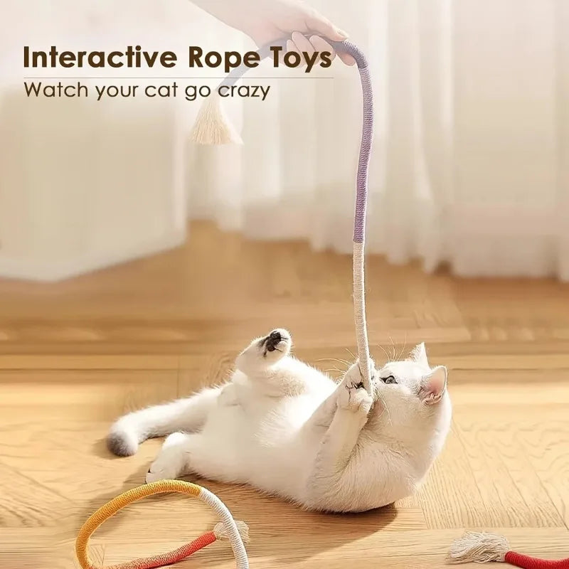 Eine weiße Katze spielt mit einem interaktiven Seilspielzeug aus natürlicher Sisofaser.