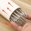 Primer plano de una tapa de desagüe de malla blanca con púas de acero inoxidable sostenidas por una mano, mostrando el mecani