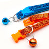Verstellbares Tierhalsband mit blau-orangefarbener geflochtener Leine und goldenen Klingendekorationen.
