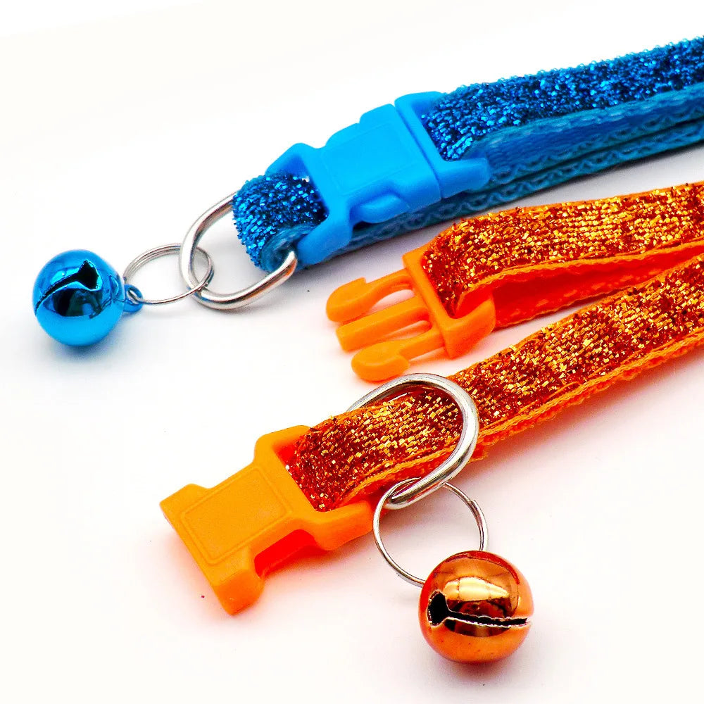 Verstellbares Tierhalsband mit blau-orangefarbener geflochtener Leine und goldenen Klingendekorationen.