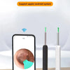 Visuelle App-Oberfläche auf einem Smartphone zeigt das Innere eines Ohrs neben zwei Silikon-Ohrenstäbchen.