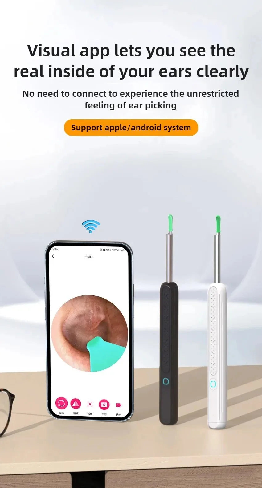 Visuelle App-Oberfläche auf einem Smartphone zeigt das Innere eines Ohrs neben zwei Silikon-Ohrenstäbchen.