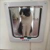 Una foto enmarcada de un gato en blanco y negro se muestra en una solapa de puerta para mascotas con bloqueo de 4 vías.