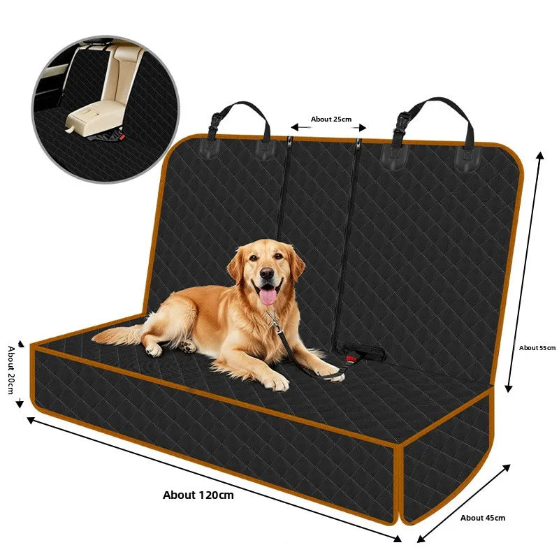 Funda para asiento de coche impermeable y hamaca para perro negra con diseño de malla, junto a un golden retriever.