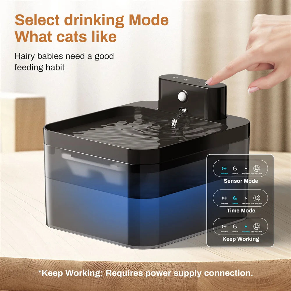 Fontaine à eau automatique noire avec module de capteur sur une surface en bois.